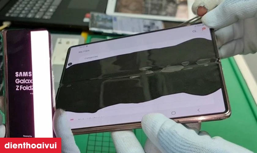 Quy trình thay màn hình Samsung Galaxy Z Fold 2 mặt ngoài loại A+ chuyên nghiệp lấy liền tại Điện Thoại Vui